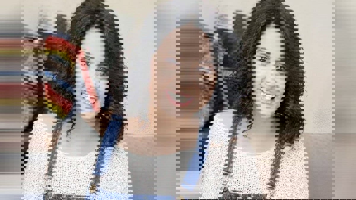 صورة بوستر "الطاووس" أمام الكعبة تضع سهر الصايغ في مرمى الانتقاد