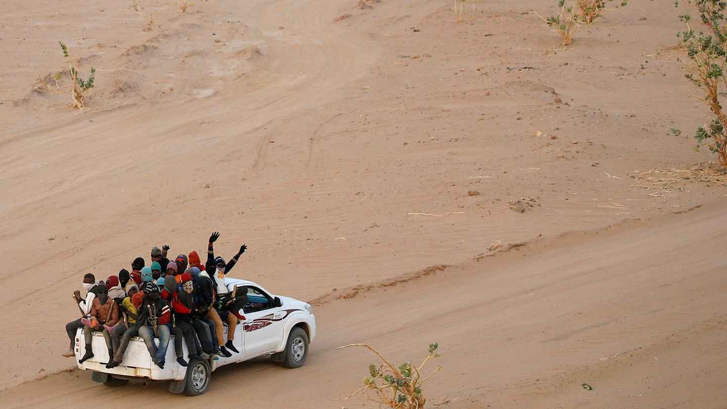 ليبيا.. ضبط 300 مهاجر حاولوا عبور الصحراء إلى المتوسط