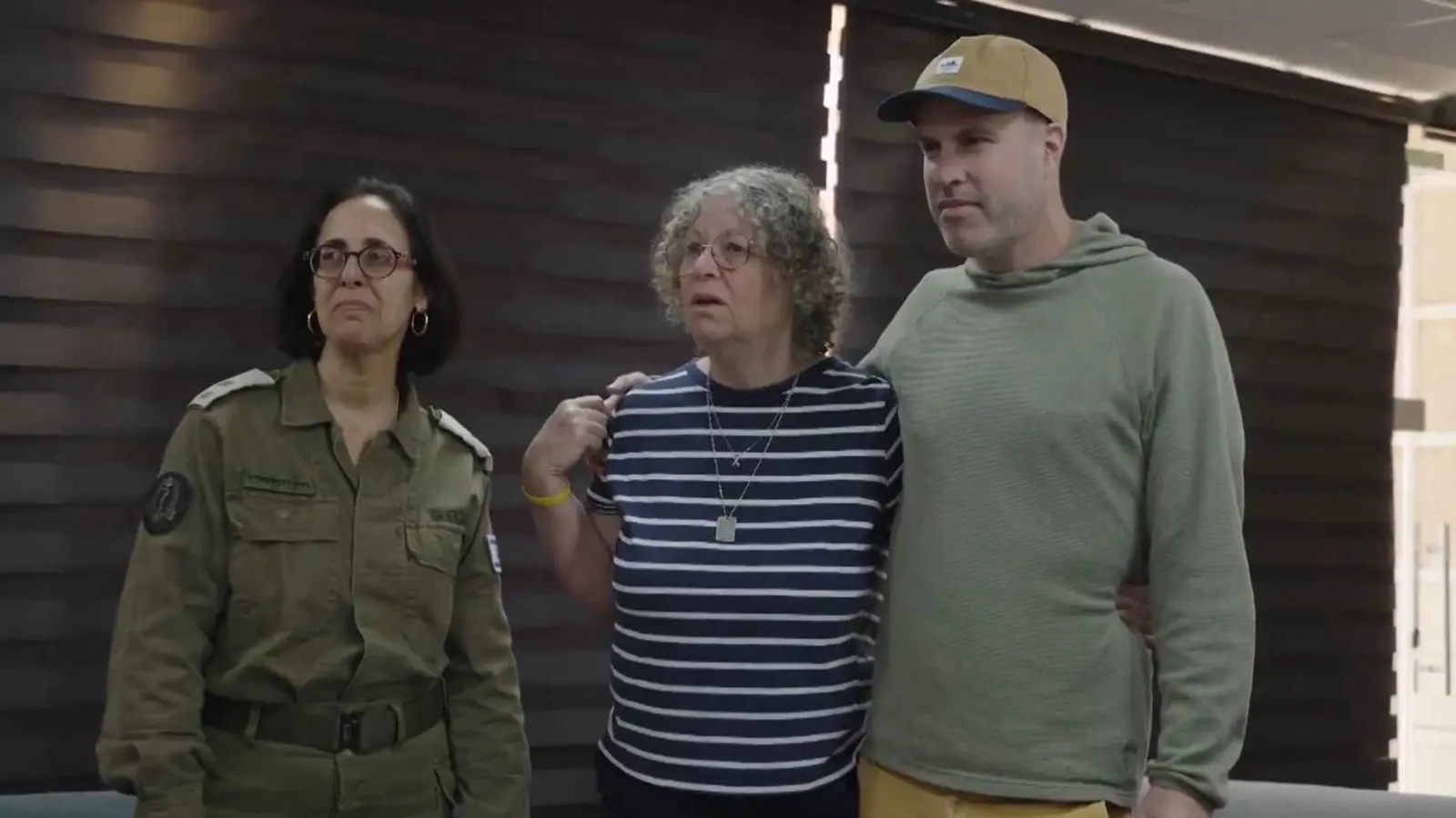 لحظة وصول رهائن أفرجت عنهم حماس إلى إسرائيل (فيديو)