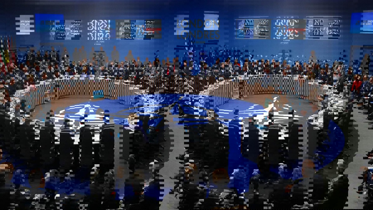 "الناتو" يرغب في تمديد مهمة التدريب التي ينفذها بالعراق استجابة لطلب ترامب