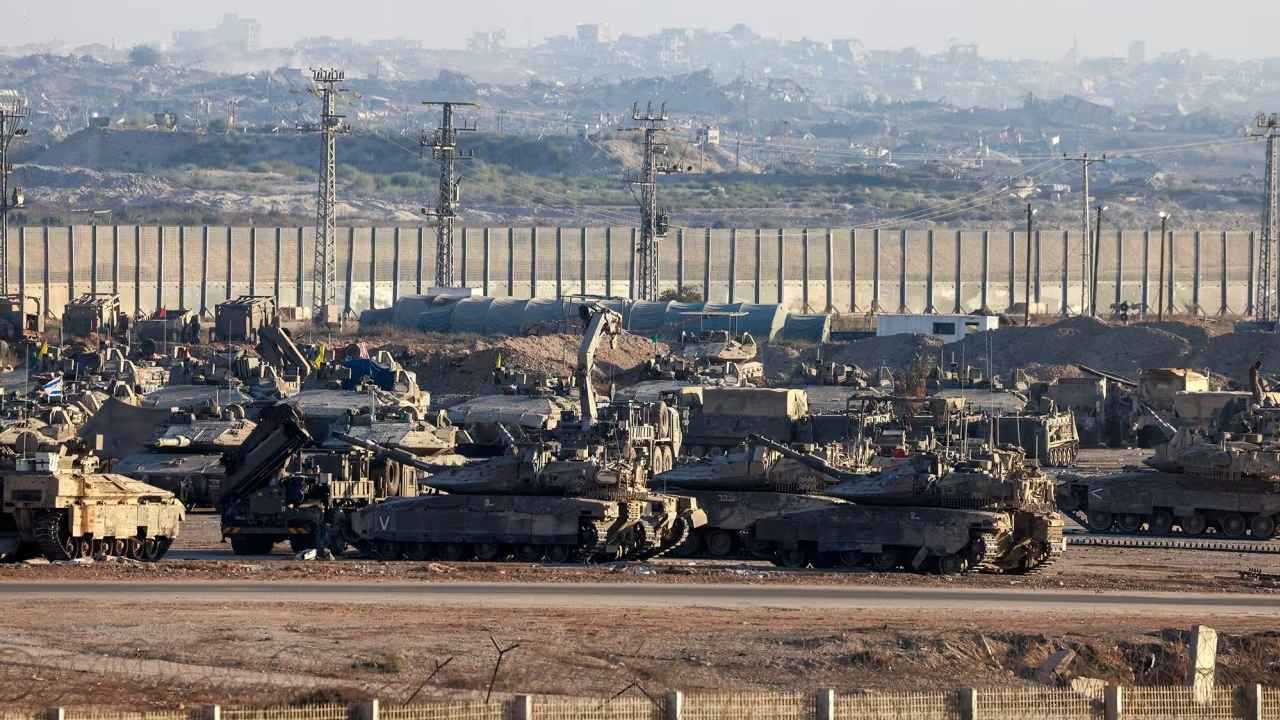 مدرعات إسرائيلية تستعد لاجتياح غزة