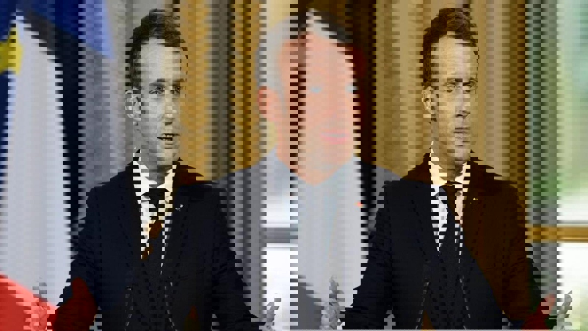 ماكرون يقف في صف منظمة الصحة العالمية