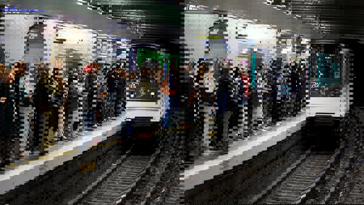 مقتل امرأة في مترو باريس علِق معطفها في باب قطار
