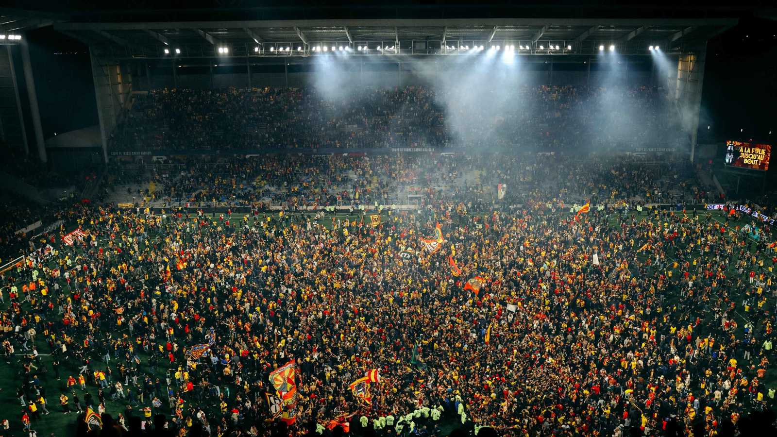 بمشاركة سعود عبد الحميد.. جماهير لانس تجتاح الملعب بعد التأهل لنهائي كأس فرنسا 