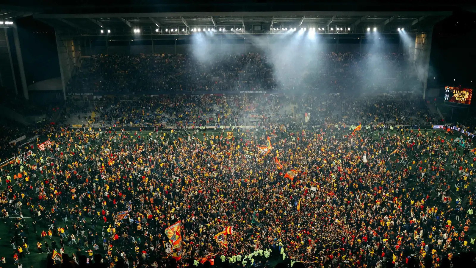 بمشاركة سعود عبد الحميد.. جماهير لانس تجتاح الملعب بعد التأهل لنهائي كأس فرنسا