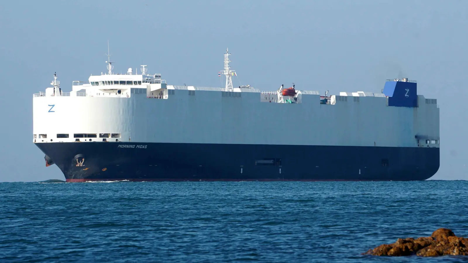 خفر السواحل الأمريكي يستجيب لحريق بسفينة شحن قرب ألاسكا