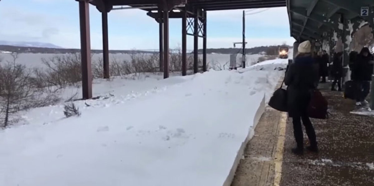 بالفيديو والصور.. قطار يغرق المسافرين بالثلج في نيويورك