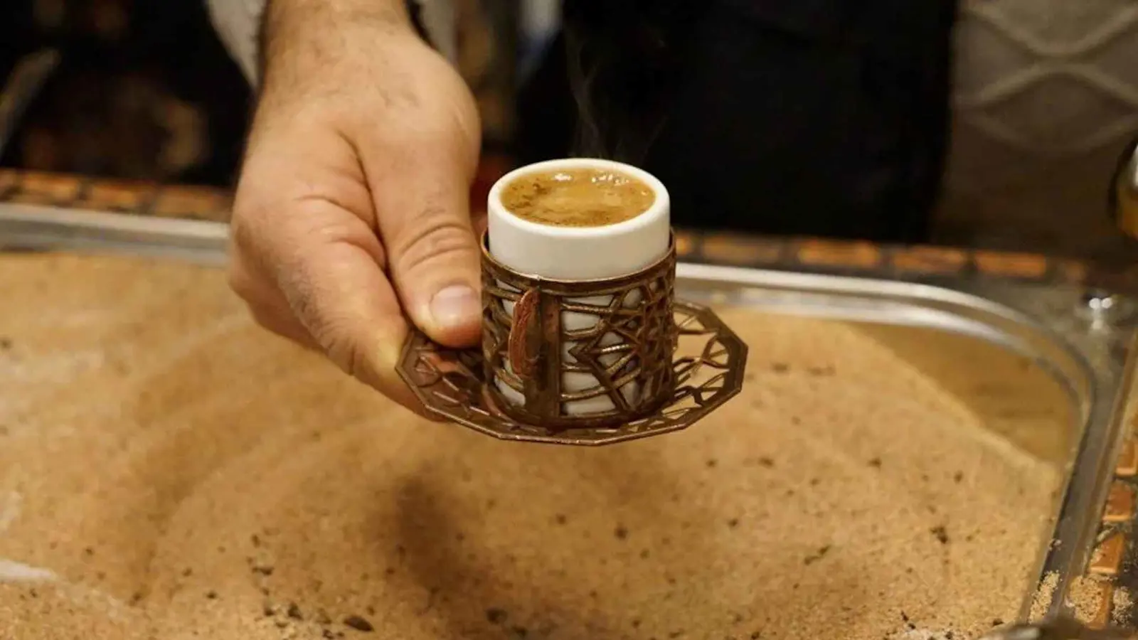 بواسطة الملح.. بدعة جديدة لإعداد القهوة في تركيا (صور)