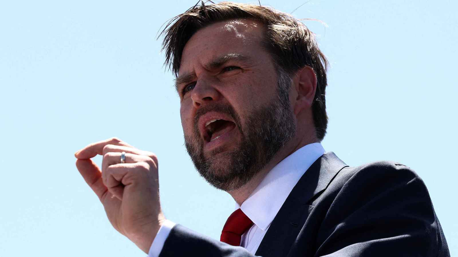 فانس يعلق على تصنيف ألمانيا لحزب البديل "كيانا متطرفا"