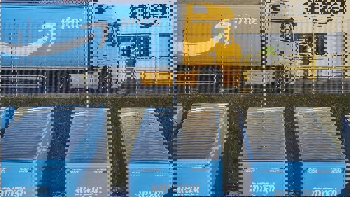 "أمازون" تراقب قائدي شاحناتها بنظام تتبع إلكتروني‎‎