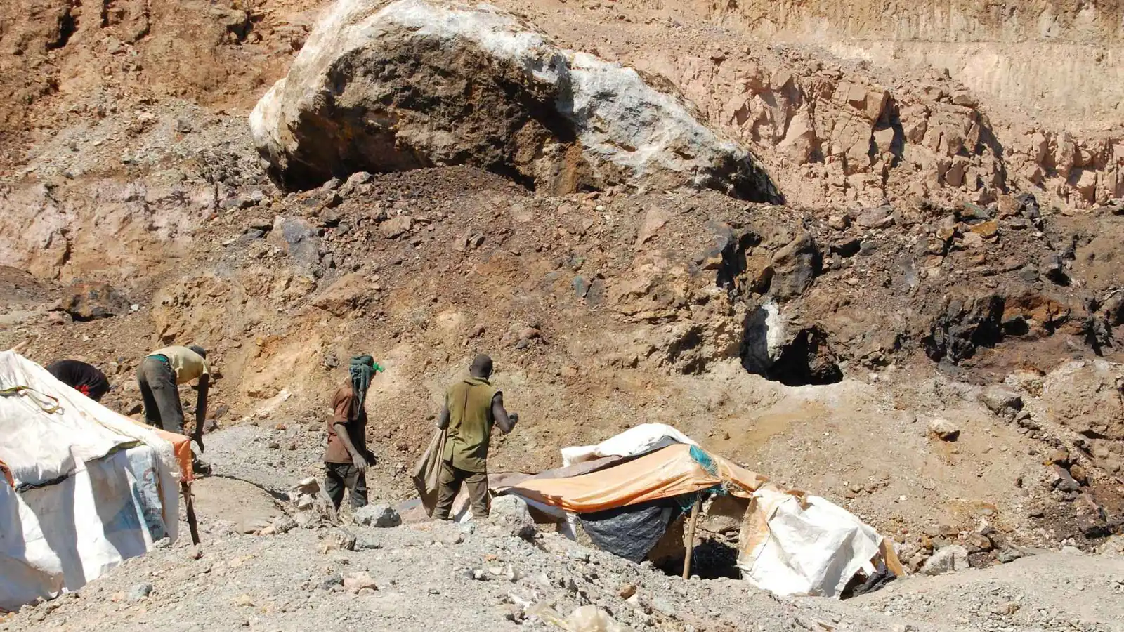 في قبضة M23 المتمردة.. مقتل نحو 227 شخص بحادث منجم في الكونغو