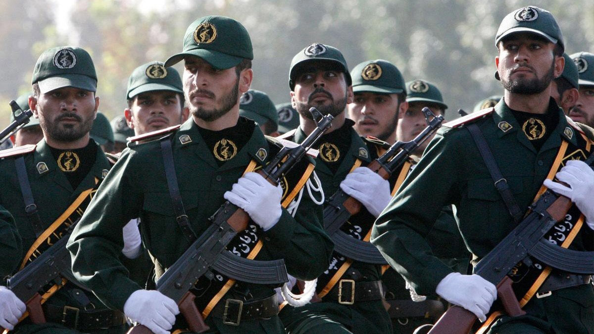 لمن الغلبة في إيران: للجيش أم للحرس الثوري؟