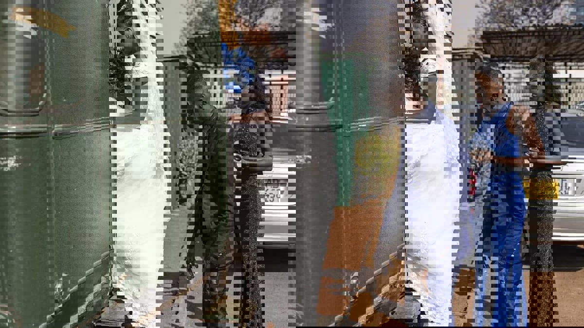 عربة قديمة توفر خدمات الزفاف للعرائس في زيمبابوي