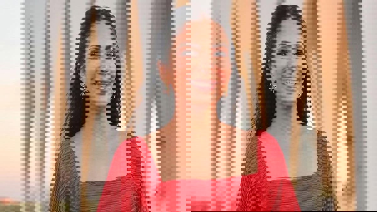 منى زكي تنفعل بعد ملاحقتها من قبل الصحفيين (فيديو)