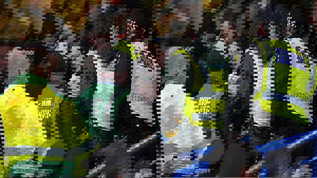  سقوط مشجع ليدز من أعلى مدرجات ستامفورد بريدج بعد احتفاله بهدف فريقه