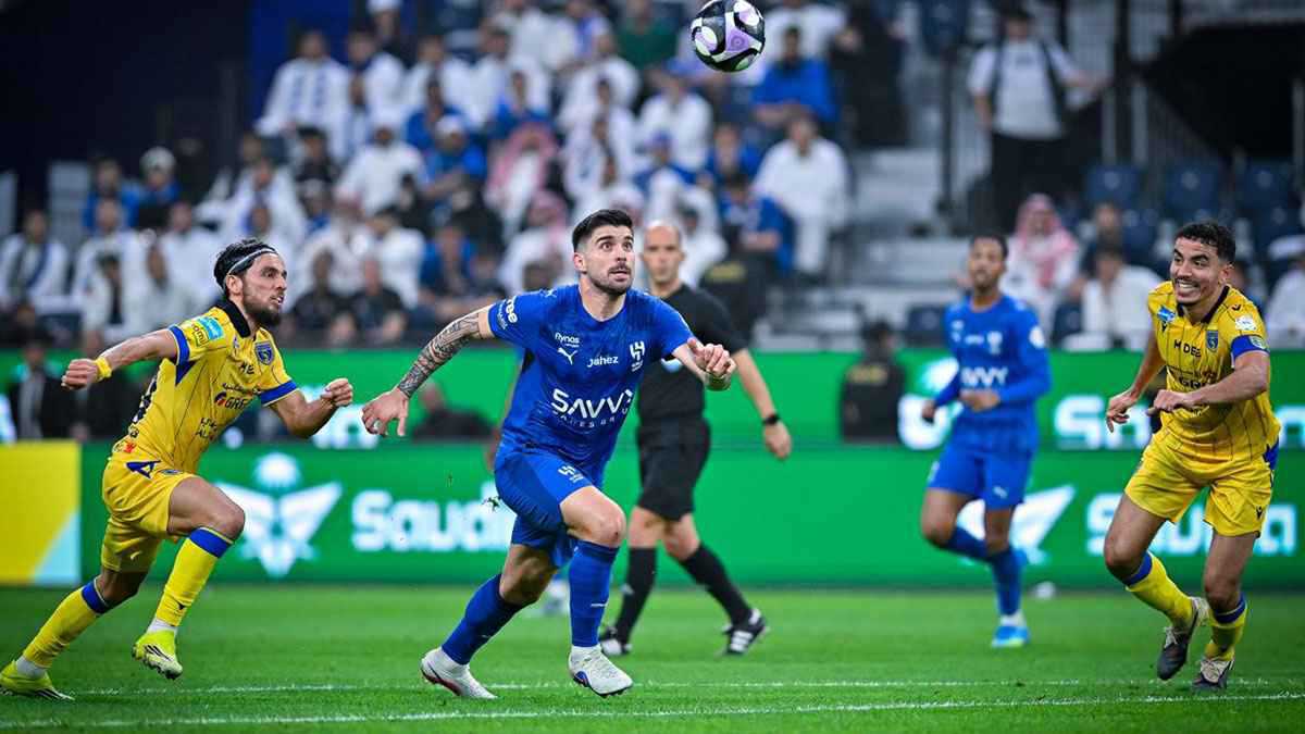 روبن نيفيز يفاجئ حكام مباراة الهلال والتعاون في غرفة الملابس 