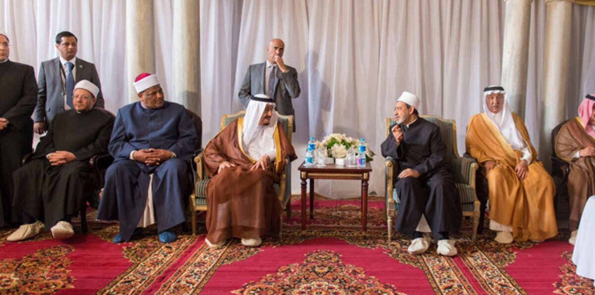 الملك سلمان يلتقي شيخ الأزهر ويضع حجر أساس مدينة طلابية بمصر