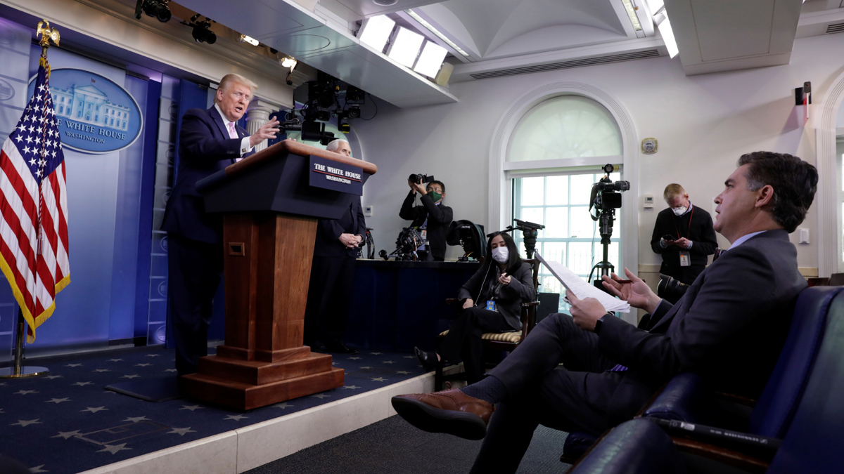 بالصور.. شاهد عملية تعقيم منصة ترامب قبيل إيجازه الصحفي