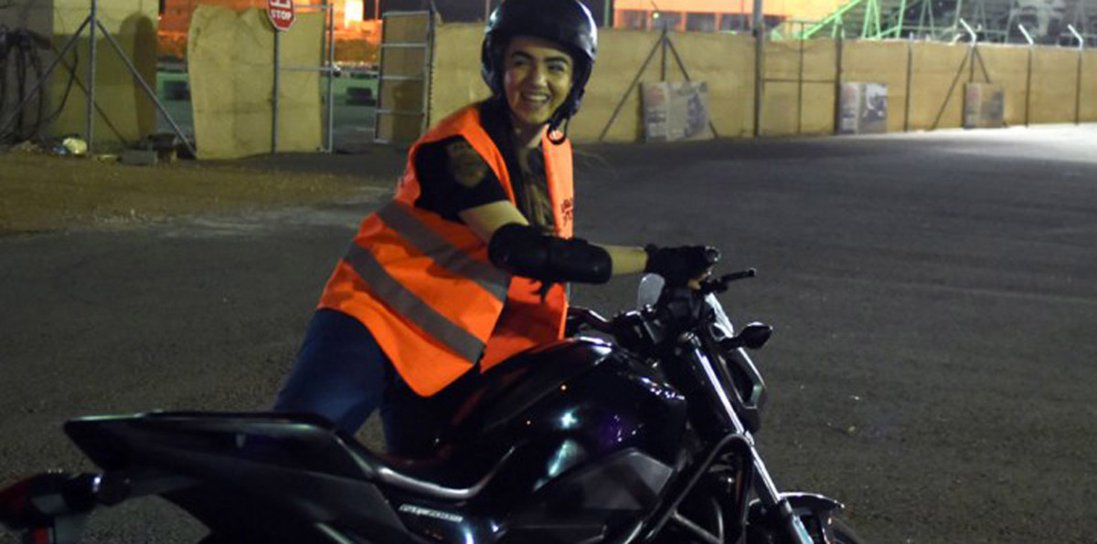 شاهد كيف تتدرب السعوديات على قيادة الدراجات النارية (فيديو صور)