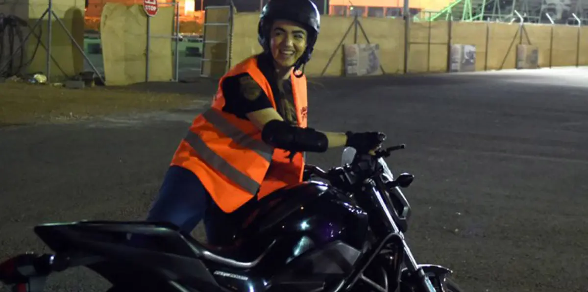 شاهد كيف تتدرب السعوديات على قيادة الدراجات النارية (فيديو صور)