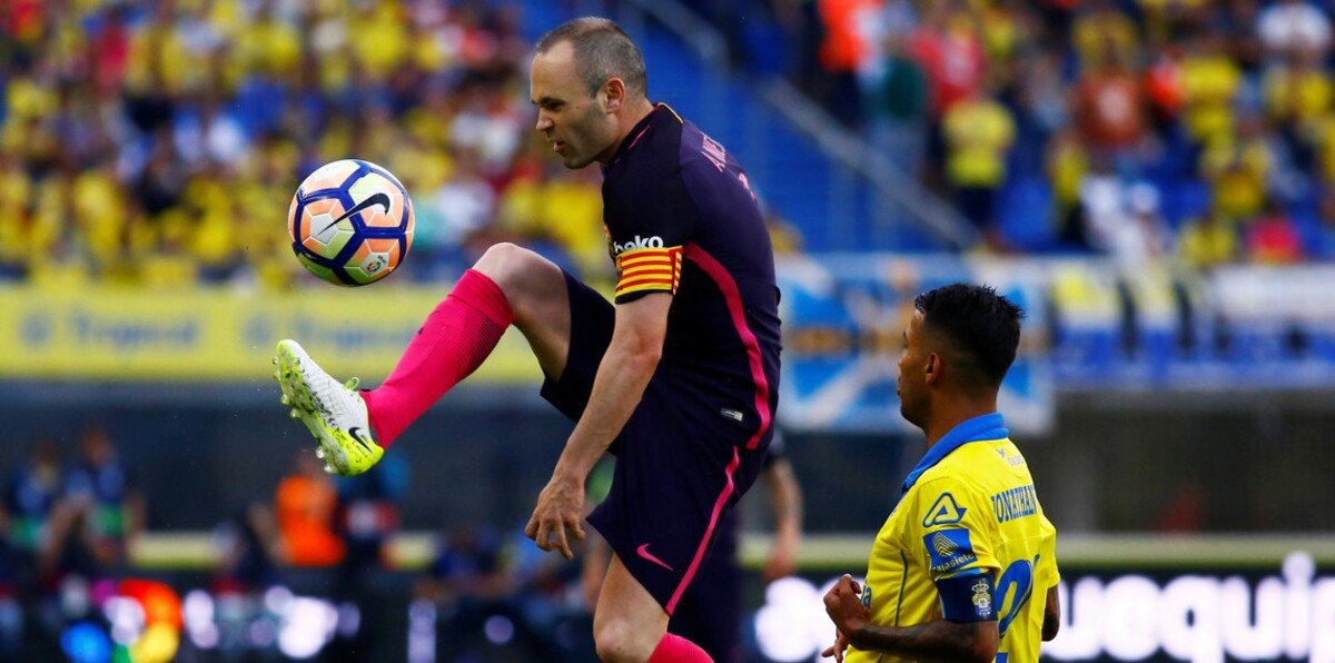 بيكيه يلمح لرحيل إنيستا عن برشلونة