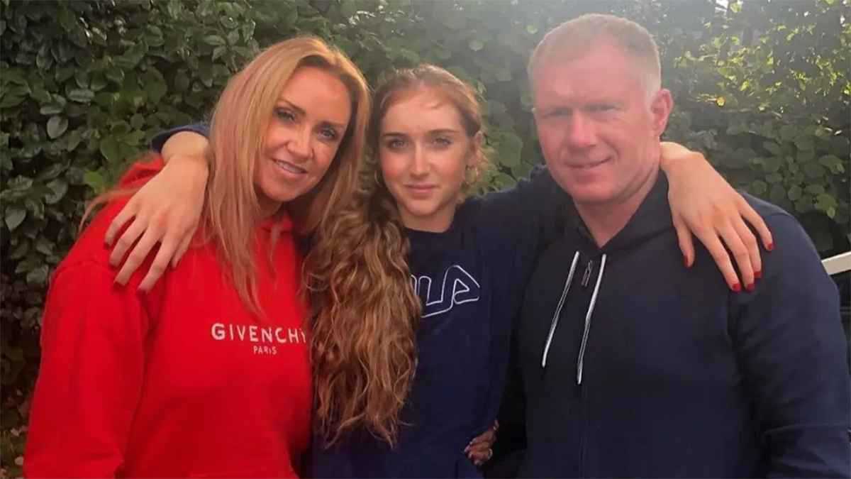 ابنة أسطورة مانشستر يونايتد تصدمه بقميص آرسنال (صور)