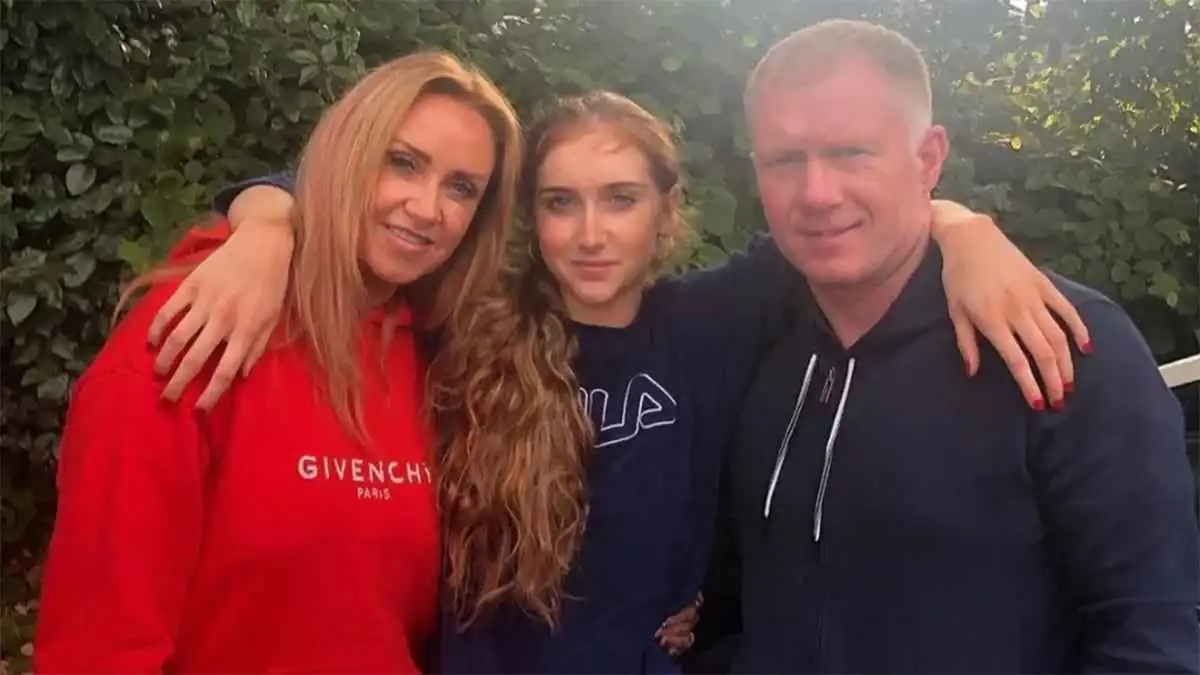 ابنة أسطورة مانشستر يونايتد تصدمه بقميص آرسنال (صور)