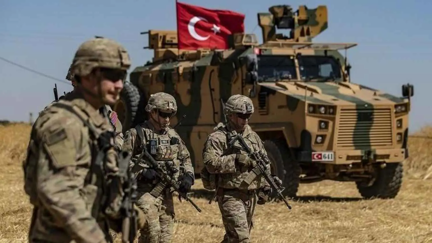 وول ستريت جورنال: تركيا تحشد قواتها على طول حدود سوريا