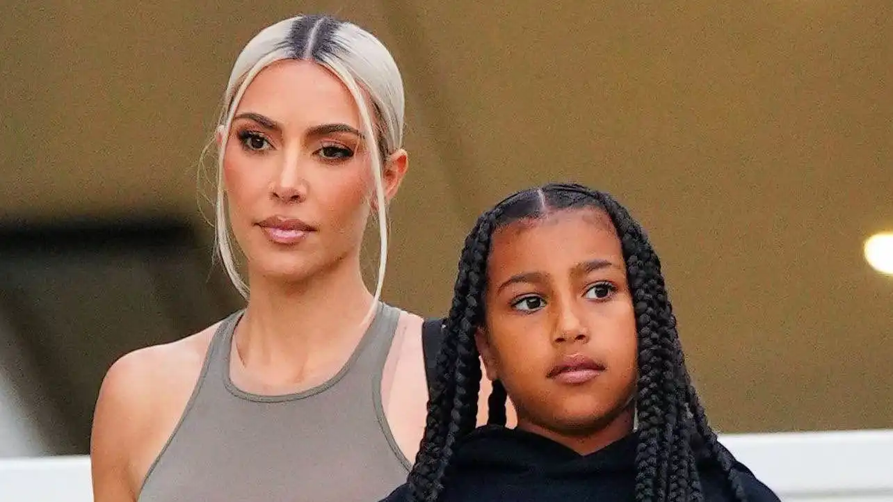 ابنة كيم كارداشيان ترد بسخرية على انتقادات إطلالتها (فيديو)