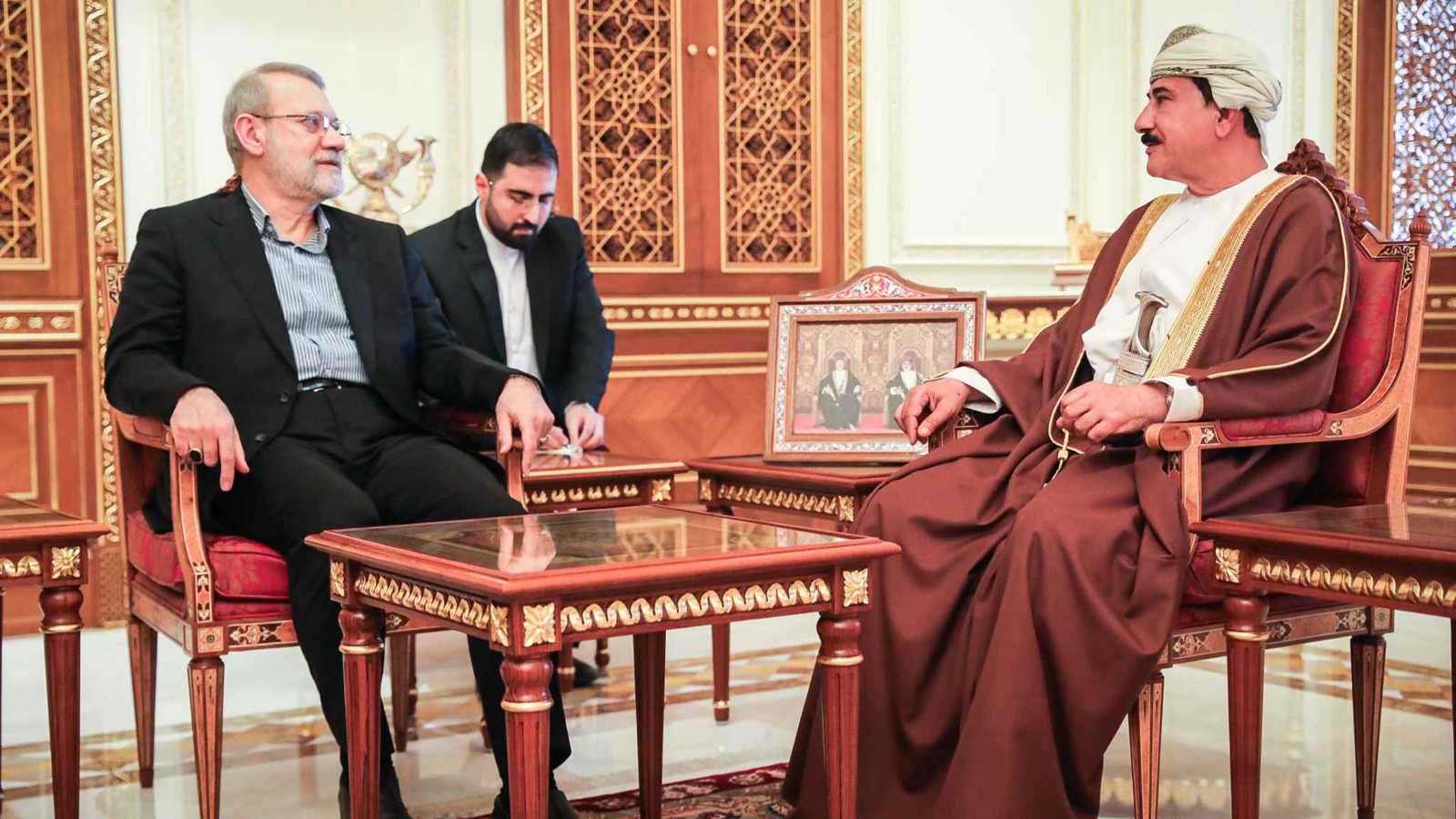 وسط شبح الضربة العسكرية.. لاريجاني يسلّم عُمان معلومات نووية لتهدئة ترامب