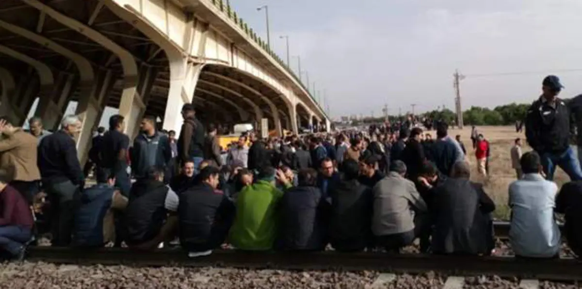 عمال محتجون يغلقون سكة الحديد الرابطة بين شمال إيران وجنوبه