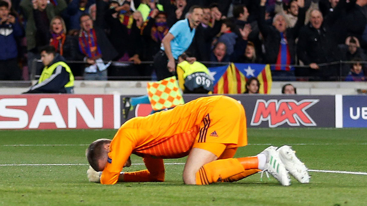 مباراة برشلونة ضد مانشستر يونايتد.. دي خيا يتعرض لحملة ساخرة بعد هدف ميسي الثاني (صور)