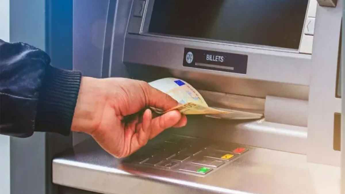 سرقوا أموال العملاء.. إحالة مدير و11 موظفاً في البريد المصري للمحاكمة