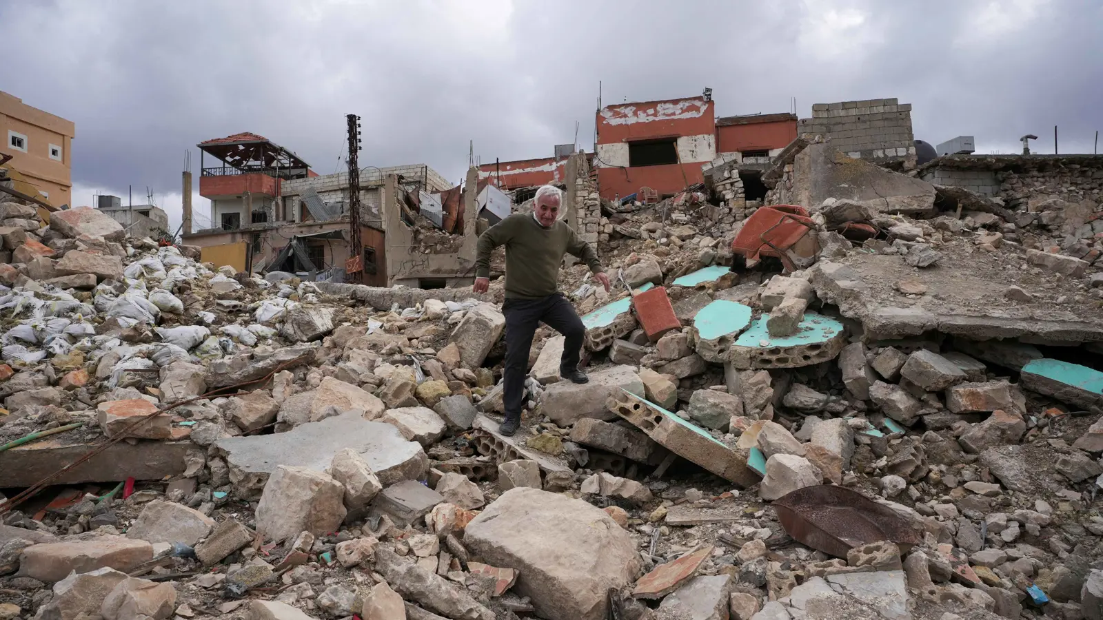 غارات إسرائيلية مكثفة على لبنان واليونيفيل يحذر