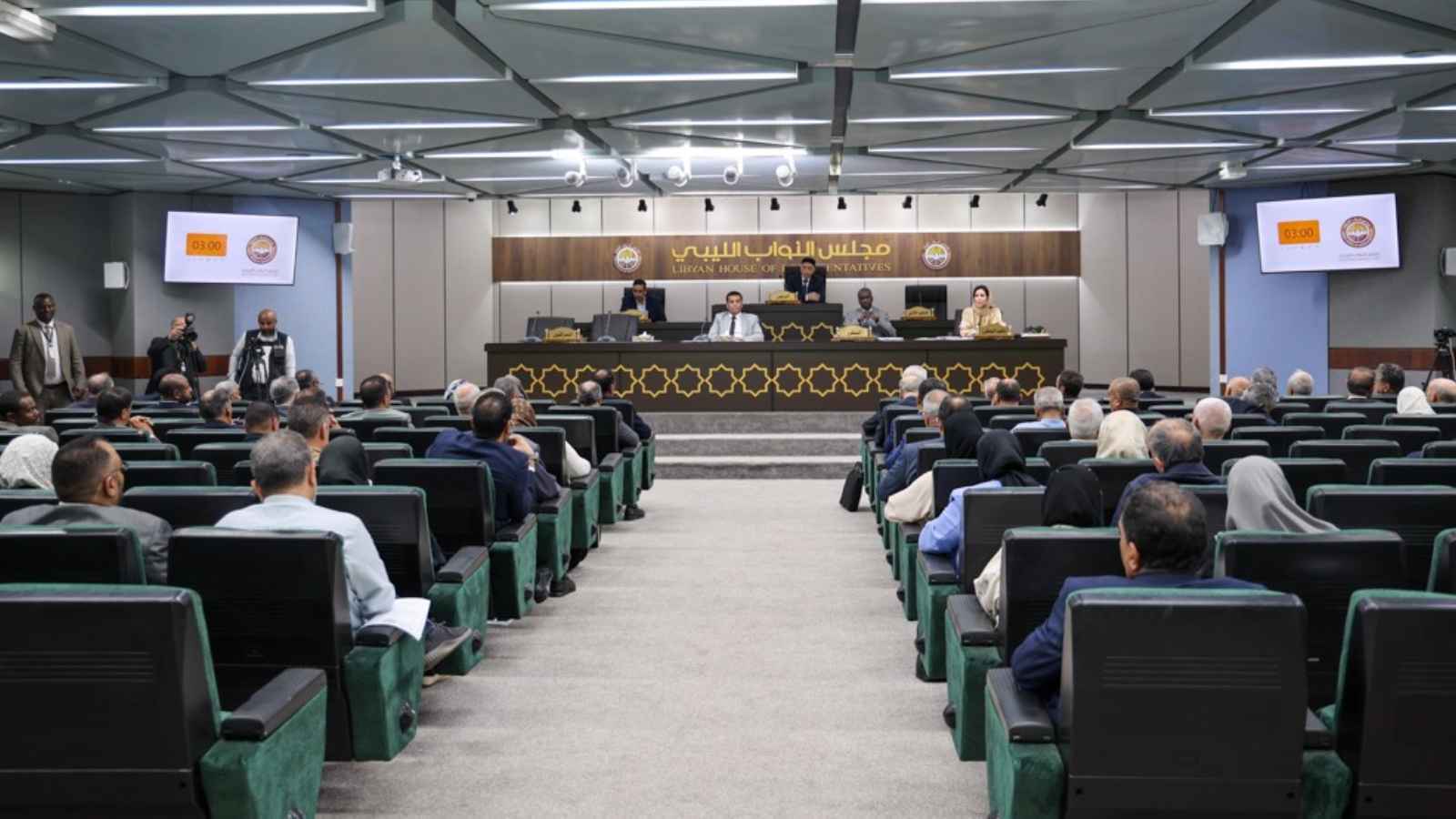 رواتب النواب على المحك.. عقيلة صالح يشعل الجدل داخل البرلمان الليبي