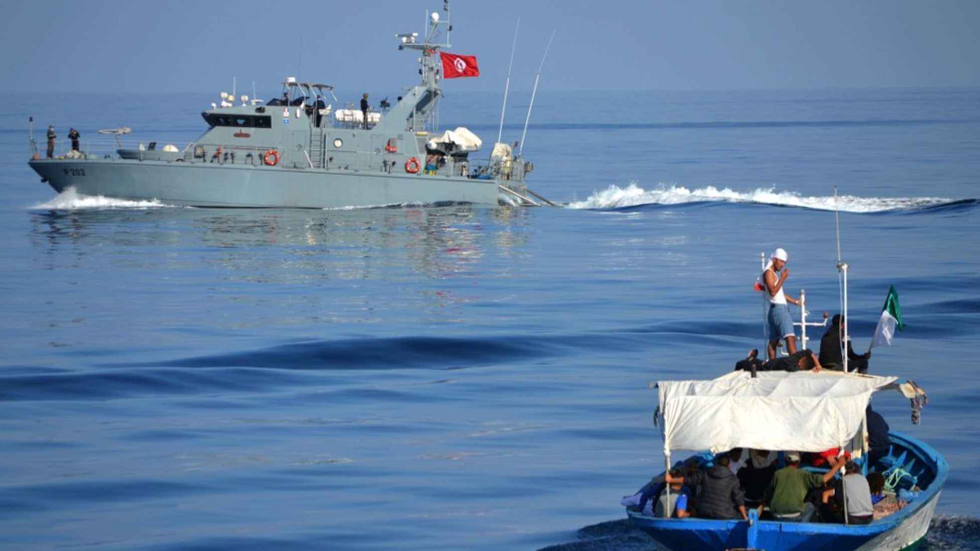 خفر السواحل التونسي ينتشل جثث 13 مهاجرًا