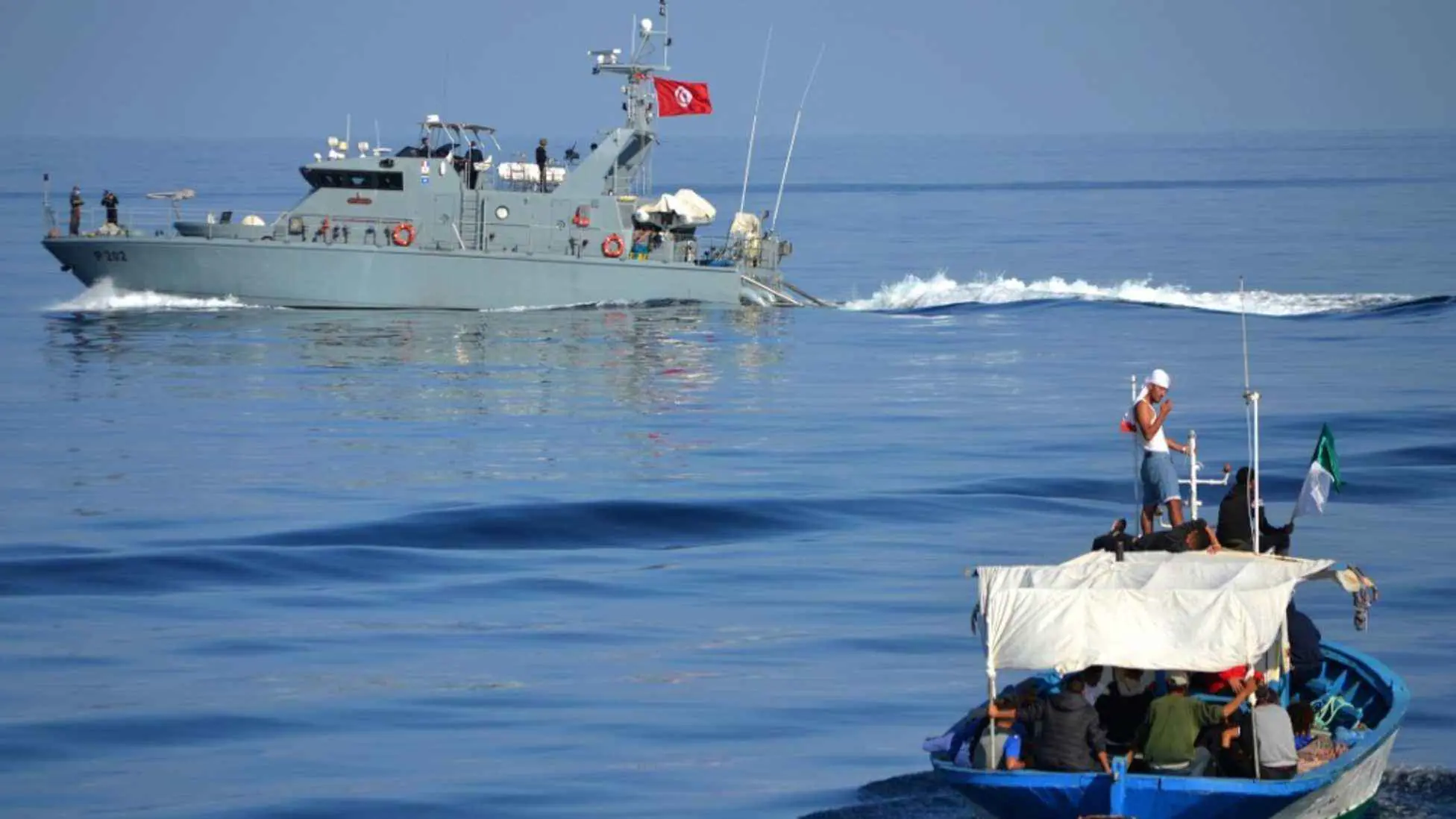 خفر السواحل التونسي ينتشل جثث 13 مهاجرًا