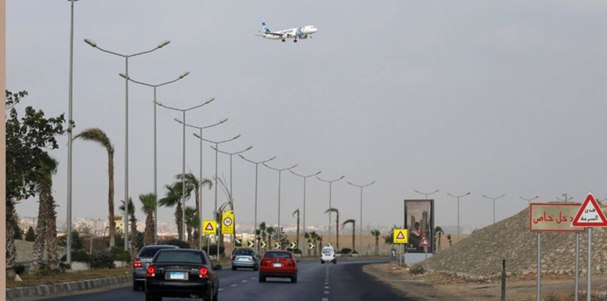 توقف الطائرة المصرية في إرتريا وتونس قبل باريس يرجح فرضية الإرهاب