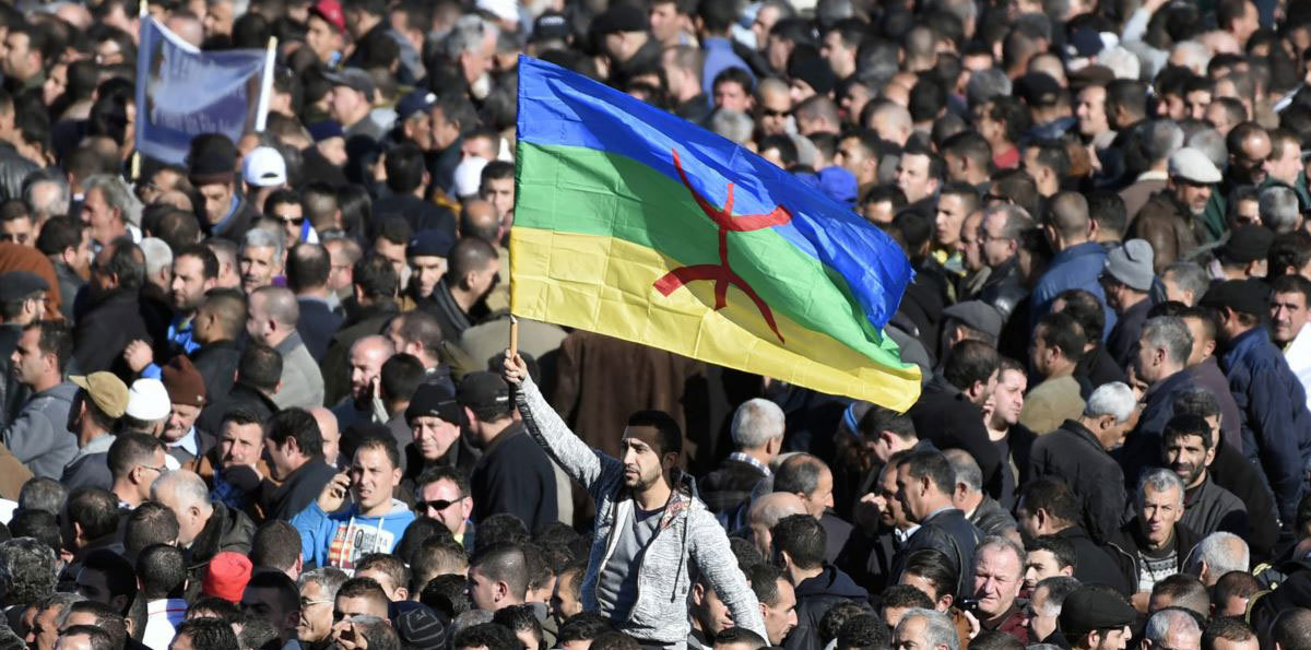 صراع الهوية بالجزائر.. طلاب يتظاهرون لإسقاط العربية عن مدارس "بمنطقة القبائل"