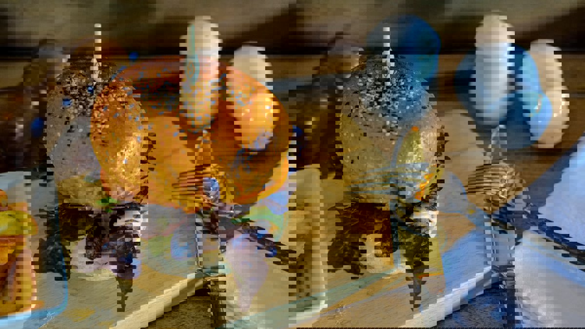 دولاران للوجبة.. برغر الجراد ينال شهرة في السعودية