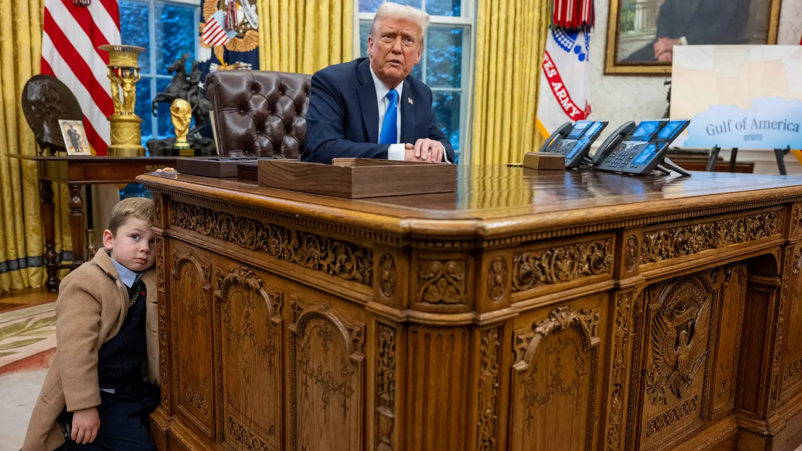 نجل إيلون ماسك يعبث بأنفه ويثير غضب ترامب (صور)