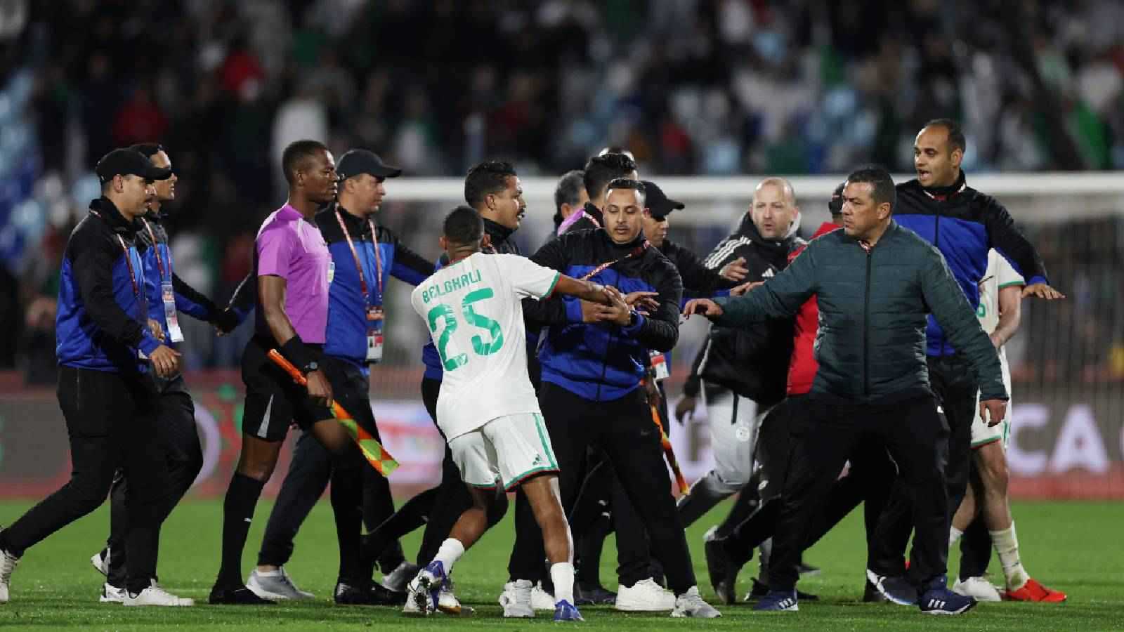 لاعبو منتخب الجزائر يشتبكون مع الحكم في ممر غرف الملابس (فيديو)