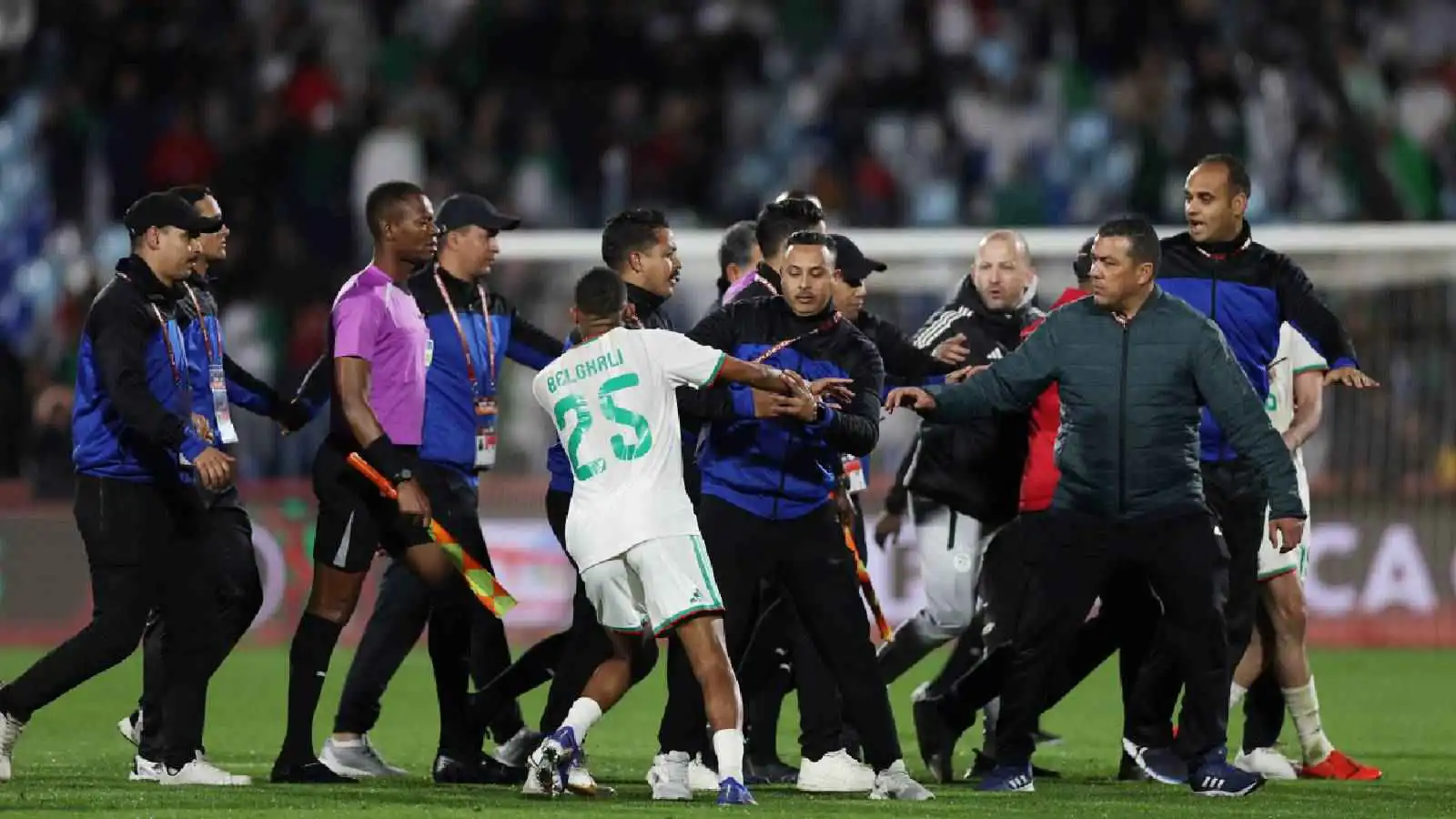 لاعبو منتخب الجزائر يشتبكون مع الحكم في ممر غرف الملابس (فيديو)