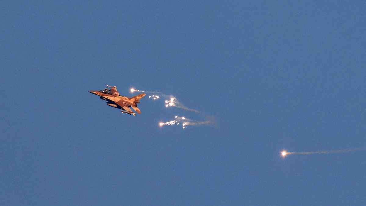 320 صاروخا من "حزب الله" و100 مقاتلة إسرائيلية.. تفاصيل "عملية الفجر"