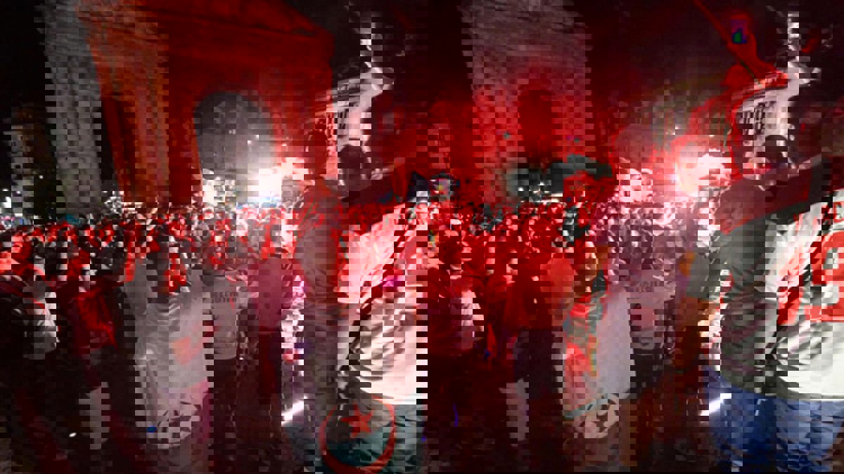 جماهير الجزائر تصطدم بالشرطة الفرنسية في الشانزليزيه خلال الاحتفال بلقب كأس العرب (فيديو)