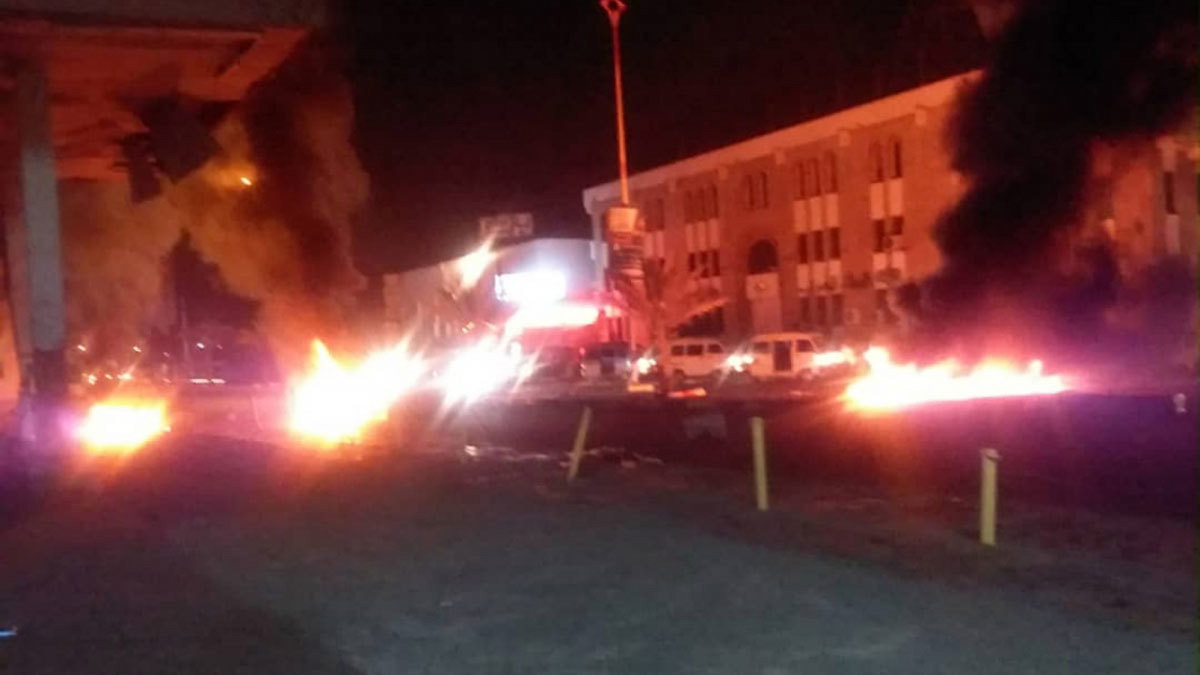 عدن.. محتجون يغلقون شارعًا رئيسًا احتجاجًا على مقتل شاب كشف جريمة اغتصاب طفل