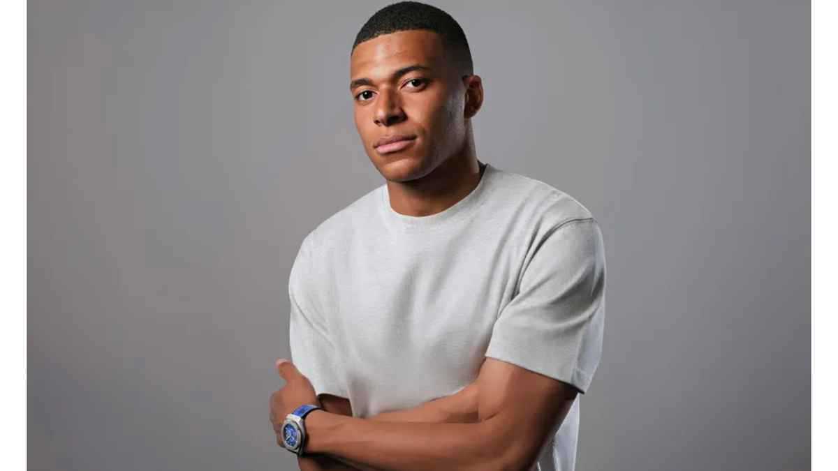 صُممت بروح دوري أبطال أوروبا.. مبابي يطلق ساعة فاخرة (صور)