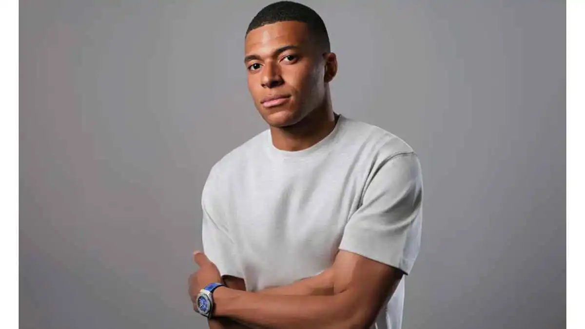 صُممت بروح دوري أبطال أوروبا.. مبابي يطلق ساعة فاخرة (صور)