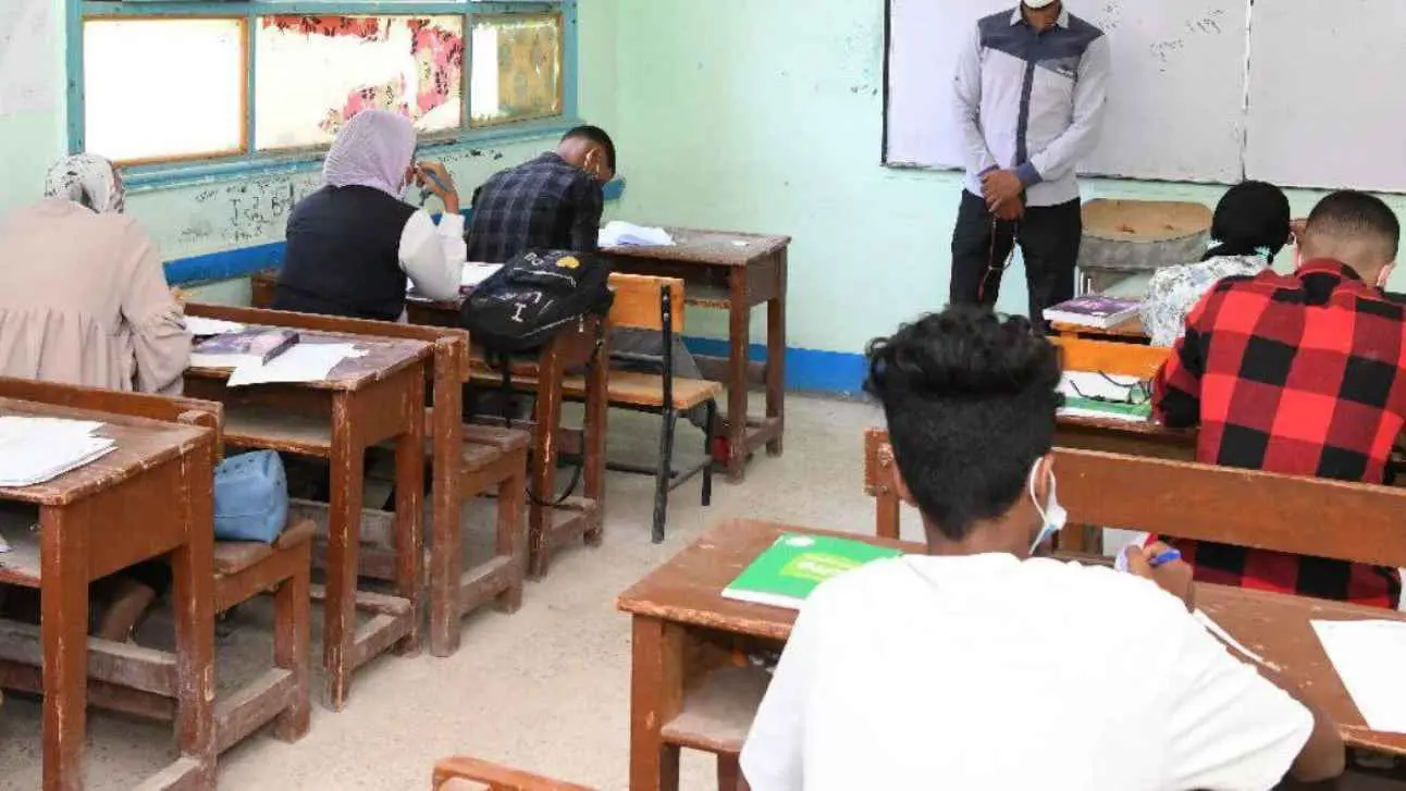 بدوافع عاطفية.. شاب يقتحم قاعة امتحانات في مصر