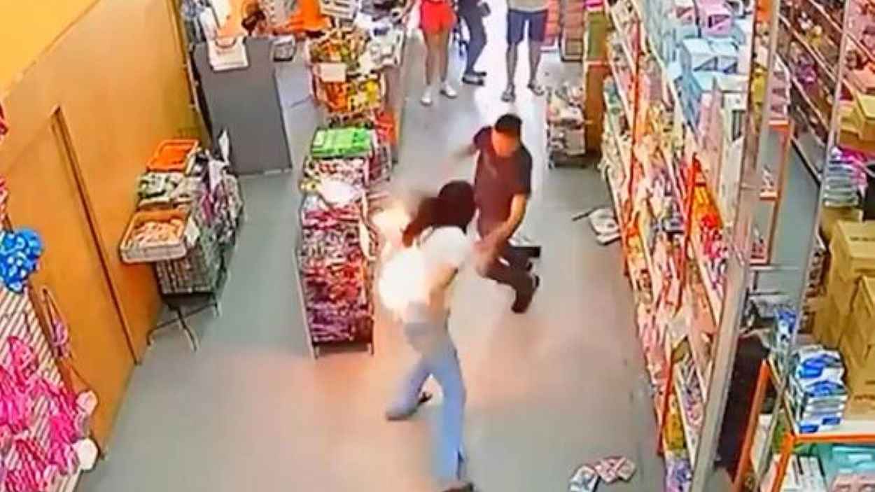 انفجر بجسدها.. هاتف يحوّل تسوّق سيدة إلى كابوس مرعب (فيديو)